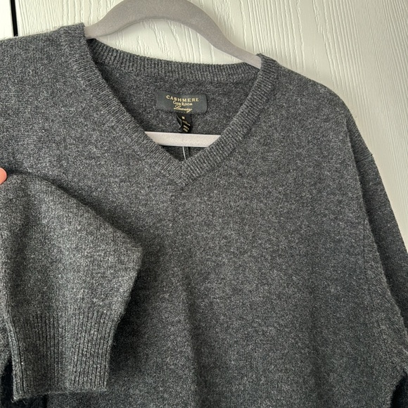 NWT Club Room Cashmere V-neck Sweater - Size M - Picture 6 of 6